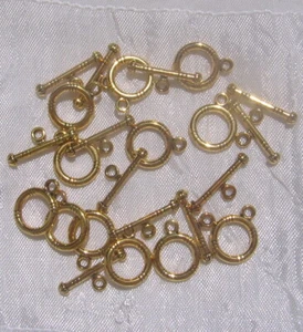 O234 - LOT DE 12 SETS FERMOIRS TOGGLE DORÉ OR ROND 15x12MM BARRE 18MM TROU 2MM - Picture 1 of 2