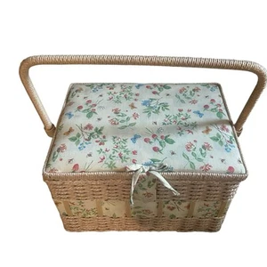 Cesto da cucire in vimini intrecciato top imbottito 11”x8,5” floreale e varie attrezzature da cucire - Foto 1 di 10