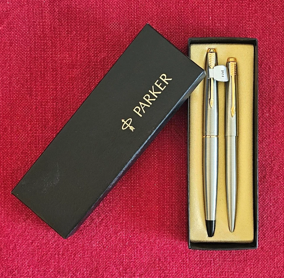 Nueva pluma estilográfica Parker 45 Flighter, fino acero inoxidable F plumín y juego de bolígrafo Foto 1 de 4