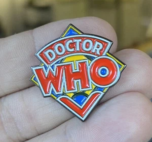 Dr Who Emaille Pin Sci-Fi Zeitreise BBC Fernsehen PBS 80er Retro Logo Hut Tasche - Bild 1 von 2
