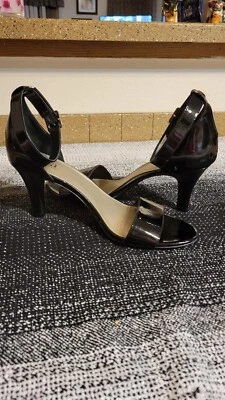 Sandalia de tacón de charol sintético negra talla 9 de segunda mano para dama de A.N.A. Foto 1 de 4
