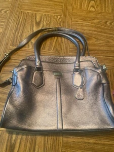 Bolso de mano Cole Haan de cuero metálico con correa para el hombro cierre de cremallera - Imagen 1 de 9