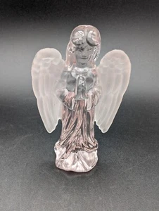 Estatuilla de vidrio vintage rosa con alas esmeriladas de 4" de alto ángel rezando - Imagen 1 de 8