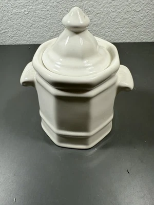 Pfaltzgraff Heritage White Sugar Bowl & Lid Vintage USA  Castle Mark 5 3/4" - Image 1 of 4