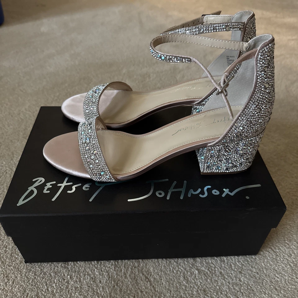 Betsy Johnson SB MARI 香槟女式 9 码方跟 2.25 英寸水钻 — 第 1/4 张图片