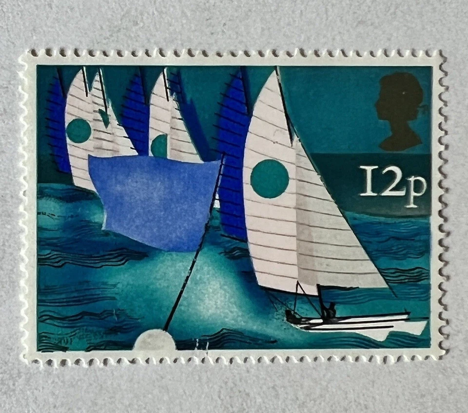 SELLO DE VELERO ERROR REINA ISABEL II 1975, LÍNEAS NEGRAS DESALINEADAS Foto 1 de 3