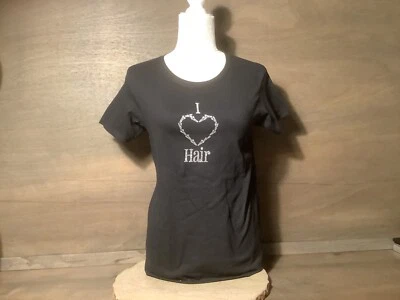 Hair StyList 黑色 T 恤“I LOVE HAIR”SHT SLV 尺寸 S、XL、2XL 或 3XL PLUS — 第 1/4 张图片