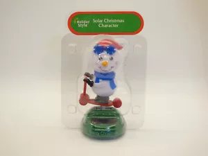 Pupazzo di neve che cavalca uno scooter stile natalizio solare bobble - Foto 1 di 2