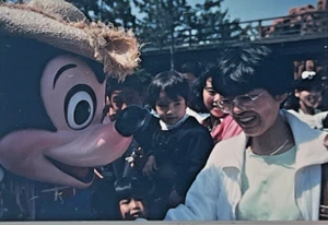 Tokyo Disneyland Vintage 35mm Slide Photo Mickey Mouse Costume Character 1980’s - Picture 1 of 2