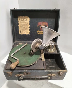 Scarce Gramophone c.1930 THE GRIPPA PORTABLE PEROPHONE - runs - unrestored - AF - Bild 1 von 15