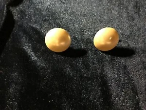 Vintage/Antique 1" White Satin Like Round Clip on Earrings 1" - Picture 1 of 4