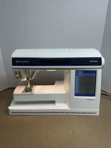 Máquina de coser y bordar Husqvarna Viking Designer 1 - COMO ESTÁ para piezas o reparación - Imagen 1 de 8