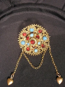 Original. Broche tradicional Biedermeier con piedras pulidas, dorado - Imagen 1 de 1