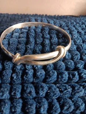 Brazalete This Is A Small de plata de ley con nudo cruzado, ajuste hasta 3" Foto 1 de 4