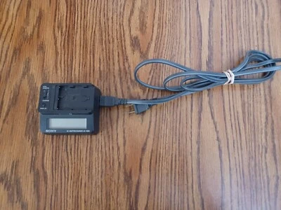 Adaptador/cargador de corriente alterna Sony AC-VQ50 para baterías serie M ver descripción Foto 1 de 3
