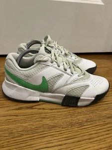 Sneakers Nike Court Lite Tennis Pickleball taglia 8 bianche con swoosh verde - Foto 1 di 10