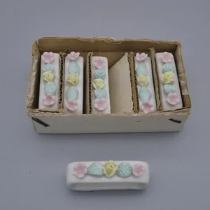 Juego de 6 servilleteros de porcelana floral vintage flores aplicadas rectangulares de 2,5" NOS - Imagen 1 de 8