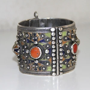 BRACELET BERBÈRE. ARGENT, PIERRES SEMI-PRÉCIEUSES ET ÉMAIL. XIX-XX SIÈCLE. - Picture 1 of 1