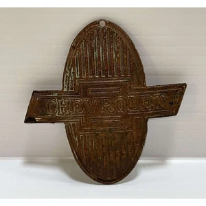 ANTIKES ORIGINAL CHEVY CHEVROLET FLIEGE MOTORHAUBE ORNAMENT ABZEICHEN NAMENSSCHILD SELTEN!! - Bild 1 von 3