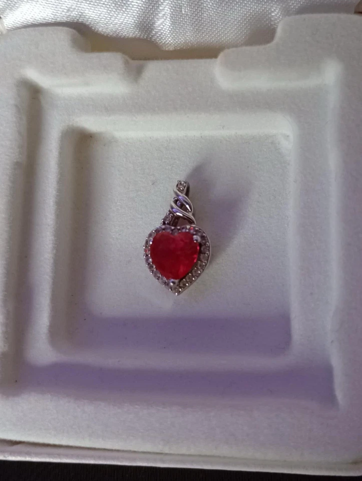 Collar en forma de corazón de rubí con piedras de circonita cúbica Foto 1 de 3