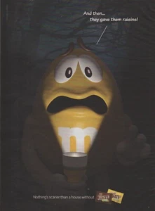 2018 Mars M&M's Candy - Yellow Tells Scary Camp Story - Flashlight - Print Ad - Picture 1 of 1