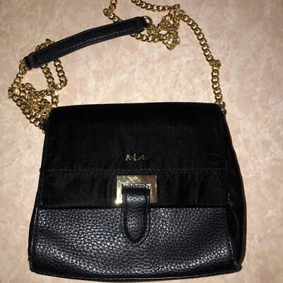 Bolso sin asas Ralph Lauren elegante de terciopelo negro con cadena dorada Foto 1 de 4
