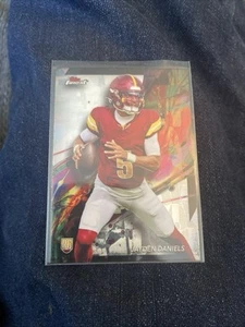 2024 Topps Mejor Fútbol Jayden Daniels Novato RC Washington Commanders ¡ROJO! - Imagen 1 de 1
