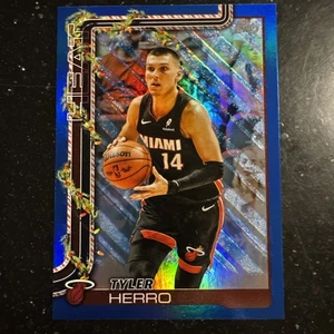 2025-26 Topps Holiday Baloncesto Tyler Herro Azul Brillo Lámina Miami Heat - Imagen 1 de 2