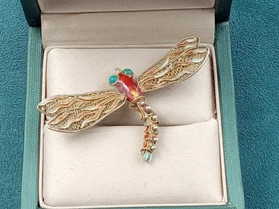 Prendedor libélula de exportación china con esmalte rojo y verde, cola articulada: 2" x 1,25" Foto 1 de 4