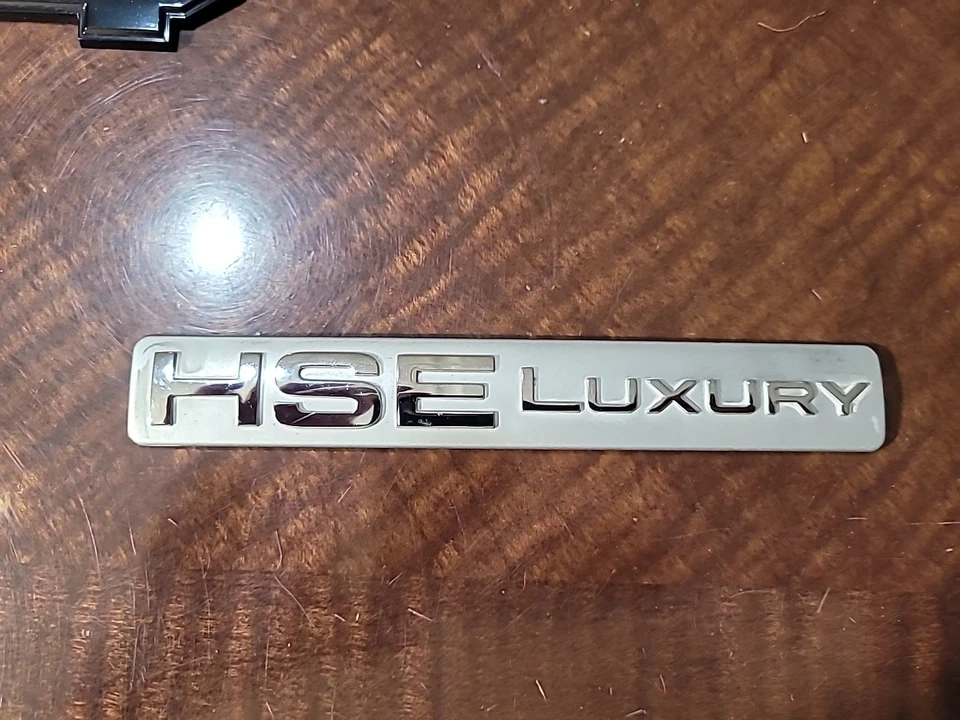 Emblema puerta trasera Range Rover Sport "HSE LUXURY". USADO OEM Foto 1 de 4