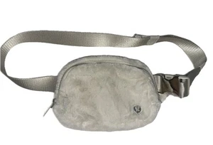 🔥Lululemon🔥 Everywhere Gürteltasche Plüsch Fleece 1L - Knochen / Silber Neu Mit Etikett - Bild 1 von 8