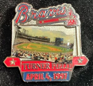 PIN FOTO CONMEMORATIVA DÍA DE APERTURA ATLANTA BRAVES TURNER FIELD 1997 - Imagen 1 de 1