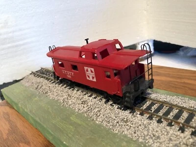 HO Scale 33’ AT&SF Rear Cupola Caboose (23-084) - Image 1 of 4