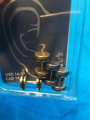 Nuevos tapones para los oídos Claire's cuatro postes de acero inoxidable tono dorado plata 18G / 1,0 mm Foto 1 de 4