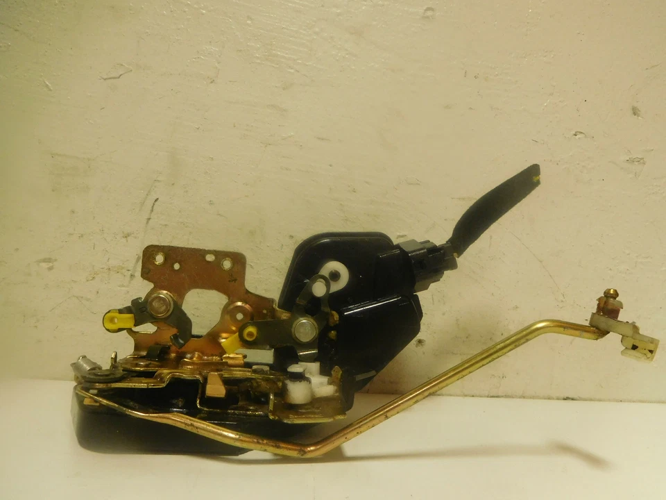 Привод замка правой передней двери 2003-2006 Hyundai Elantra 2,0 л 4 цилиндра A/T - Изображение 1 из 4