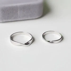 verdrehter Ring-Fingerring matt-feiner Ring-Stapelring-Partnerringe dünn-minimal - Bild 1 von 8