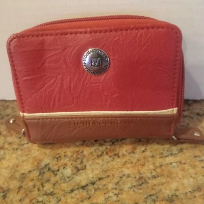 Cartera compacta de cuero rojo Stone Mountain con cremallera alrededor Foto 1 de 4