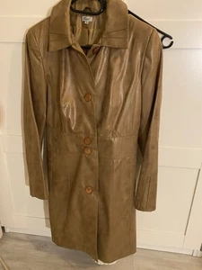 Mantel in Lederoptik weichfallend und luftig in einem interessanten Khaki Senf - Bild 1 von 4