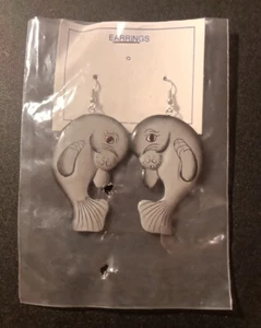 Pendientes colgantes de manatí Homossasa Springs aprox. Madera pintada de 2" X 1/4" - Imagen 1 de 4