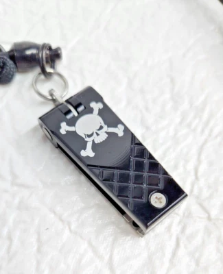 Pinzas de pesca con mosca Abel - negras con gráficos de calavera y huesos cruzados Foto 1 de 4