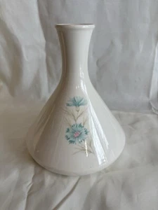 Beautiful Taylor Smith Taylor - BOUTONNIERE - CARAFE 9" Tall USA 7" WIDE BOTTOM - Picture 1 of 9