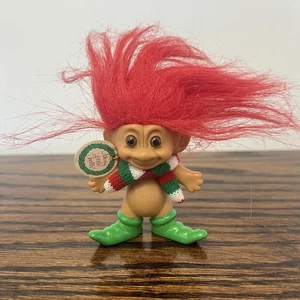 Russ Merry Little Troll Puppe 6 Zoll rote Haare grüne Schuhe Schal Artikel Nr. 2979 Etikett - Bild 1 von 10