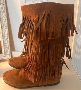 Botas mocasín de gamuza Minnetonka para mujer 8 cuero marrón 3 capas flecos usadas en excelente estado - Imagen 1 de 8