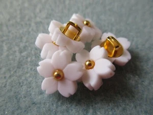 WHITE CHERRY "SAKURA" BLOSSOM RESIN GOLD BACK SEW ON SHANK BUTTONS 20 PCS 11MM - Picture 1 of 3
