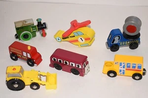 Thomas Holzspielzeug Zug 7 Stück - Hubschrauber, Schulbus, Feuerwehrauto & mehr - Bild 1 von 8