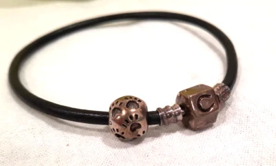 Pulsera Chamilia 7 pulgadas de cuero negro cierre a presión y patas 925 cuentas con caja original Foto 1 de 4