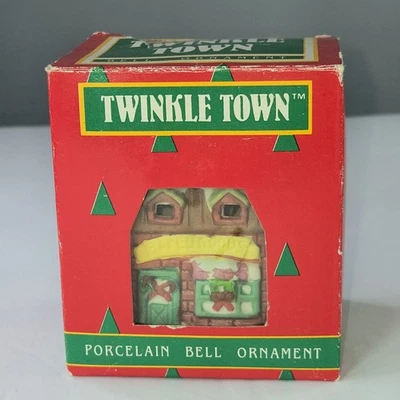 Campana de porcelana de panadería Twinkle Town de colección adorno de Navidad cubierta de luz Foto 1 de 4