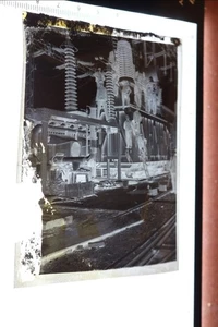 tolles altes Negativ - Arbeiter montieren riesigen Transformator ?? 20-30er Jahr - Picture 1 of 5