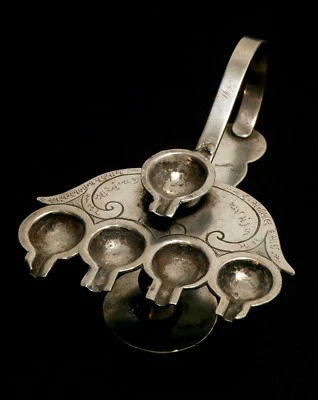 Lámpara de aceite votiva jainista de plata étnica, Gujarat norte de la India, siglo XIX Foto 1 de 2