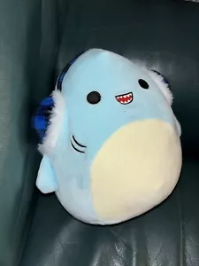 Peluche peluche Squishmallows 7,5” Sharon lo squalo con paraorecchie - Foto 1 di 7